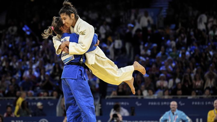 La Brésilienne Rosicleide Silva de Andrade célèbre sa médaille de bronze avec son adversaire, l'Argentine Rocio Ledesma Dure, le 5 septembre à Paris (SIPA)