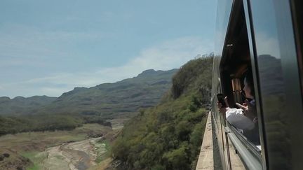 Le train "El&nbsp;Chepe" embarque les passagers à plusieurs mètres d'altitude, dans les canyons de&nbsp;"Las&nbsp;Barrancas&nbsp;Del&nbsp;Cobre", au Mexique. (France 2)