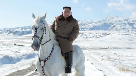 Le président&nbsp;Kim Jong Un sur un cheval blanc dans la neige sur&nbsp;le mont Paektu, en Corée du Nord, le 16 octobre 2019. (STR / KCNA VIA KNS)