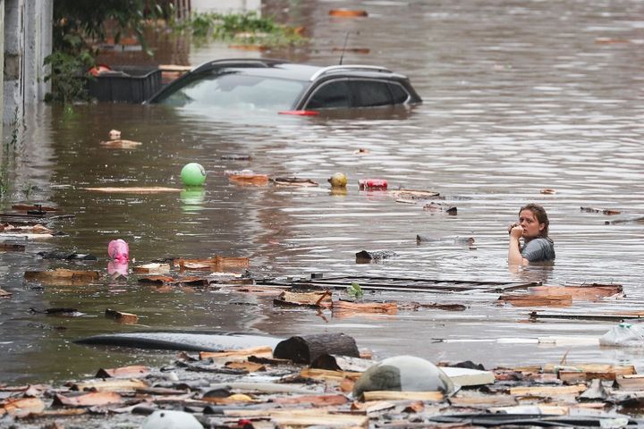 Une personne dans une rue inondée de Liège en Belgique, le 15 juillet 2021. (BRUNO FAHY / BELGA MAG / AFP)