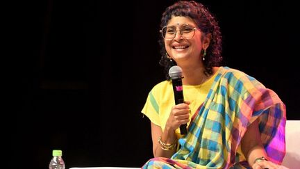 La cinéaste Kiran Rao s'exprime durant le Manthan Samvaad 2024, au Shilpakala Vedika, à Hyderabad (Inde), le 2 octobre 2024. (SUMAN REDDY D / THE TIME OF INDIA / AFP)