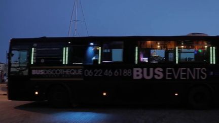 La discothèque viendra peut-être à vous en ces temps de confinement. À Marseille (Bouches-du-Rhône), un discobus circule toutes fenêtres ouvertes dans les rues de la ville pour diffuser sa musique entraînante. (France 2)