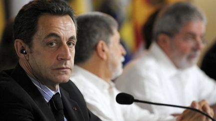 Nicolas Sarkozy et ses homologues du Brésil et du Guyana, jeudi 26 novembre 2009, à Manaus (nord du Brésil). (AFP)