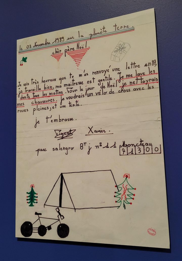 Une lettre envoyée au Père Noël en 1989, exposée au musée de la Poste, à Paris. (ALEXIS ARADES / FRANCEINFO)