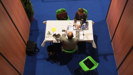 Un entretien d'embauche, au salon Economia à Montbeliard (Doubs). Photo d'illustration. (MAXPPP)