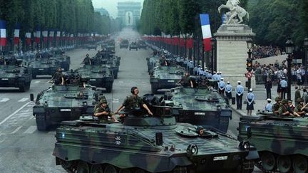 &nbsp; (Les chars allemands lors du défilé du 14 juillet de 1994 © Reuters-Charles Platiau)