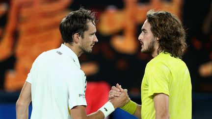 Daniil Medvedev et Stefanos Tsitsipas&nbsp;après leur demi-finale lors de l'Open d'Australie, le 19 février 2021. (ROB PREZIOSO / TENNIS AUSTRALIA)