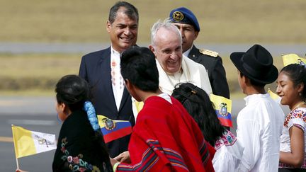  (Le pape François salué par des enfants sur le tarmac de l'aéroport de Quito. A ses côtés, le président équatorien, Rafael Correa © Alessandro Bianchi/Reuters)