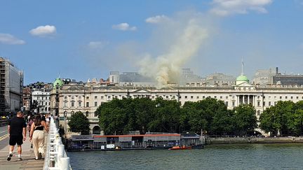 Un incendie se déclare sur le toit du centre d'art Somerset House à Londres, une centaine de pompiers mobilisés