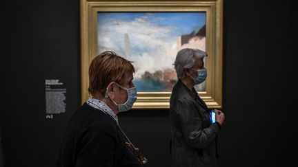 Deux personnes masquées dans le musée&nbsp;Jacquemart-André à Paris, le 26 mai 2020. (STEPHANE DE SAKUTIN / AFP)