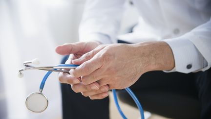 Un médecin tient un stéthoscope, le 10 février 2012. (BLEND IMAGES - JGI / JAMIE GRILL / BRAND X / GETTY IMAGES)