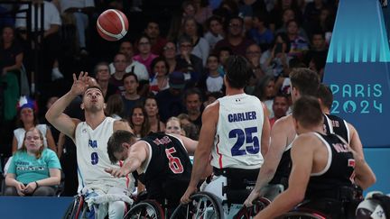 L'équipe de France de basket fauteuil masculin face à l'Allemagne, phase de poules, lors des Jeux paralympiques de Paris 2024, le 31 août 2024. (BAZIZ CHIBANE / MAXPPP)