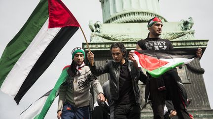 Des militants pro-Palestiniens lors d'un rassemblement place de la Bastille, &agrave; Paris, le 13 juillet 2014. (CITIZENSIDE / VALENTINA CAMOZZA / AFP)