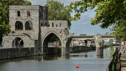 Le "Pont des Trous", pont médiéval qui a été démoli à Tournai. (PHILIPPE HUGUEN / AFP)