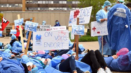 Des infirmiers anesthésistes manifestent devant le CHU de Hautepierre à Strasbourg (Bas-Rhin), le 17 mai 2021. (MAXPPP)