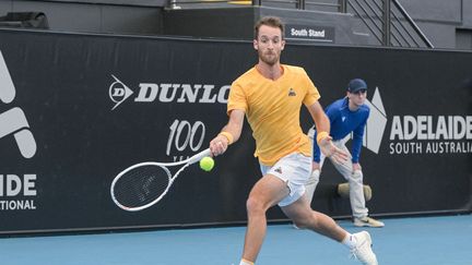 Le Français Constant Lestienne lors du premier tour du tournoi d'Adelaide contre Novak Djokovic, le 3 janvier 2023. (BRENTON EDWARDS / AFP)