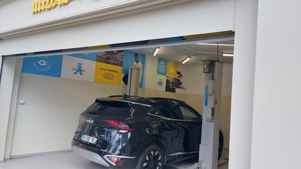 Le tout premier centre d'entretien automobile dédié à l'électrique en France. (RAPHAEL EBENSTEIN - FRANCEINFO - RADIO FRANCE)