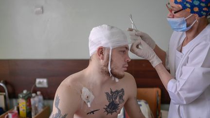 Un soldat ukrainien est soigné à l'hôpital central de Mykolaïv, dans l'ouest de l'Ukraine. (BULENT KILIC / AFP)