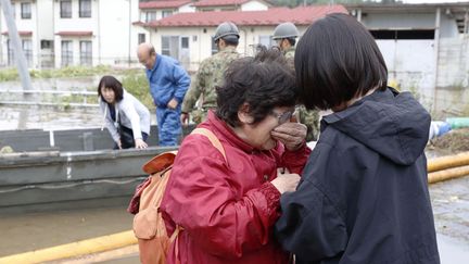 Une femme pleure dans les bras d'une autre, à Marumori, dans la préfecture de Miyagi, le 14 octobre 2019. (KYODO KYODO / REUTERS)