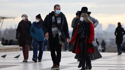 Des personnes portant un masque sur l'esplanade du Trocadéro à Paris, le 6 janvier 2022.&nbsp; (ARNAUD JOURNOIS / MAXPPP)