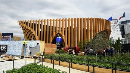 Les ouvriers travaillent encore d'arrache-pied au Pavillon fran&ccedil;as,&nbsp;le 29 avril, &agrave; trois jours de l'inauguration de l'Expo universelle.&nbsp;&nbsp; (OLIVIER MORIN / AFP)