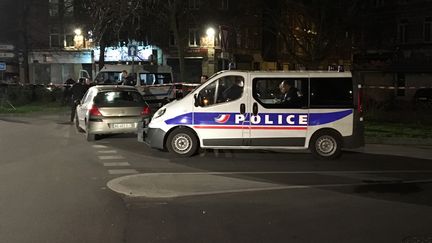 Les policiers ont bouclé le périmètre à la suite de coups de feu, à Lille (Nord), le 24 mars 2017. (ERIC TURPIN / RADIO FRANCE)