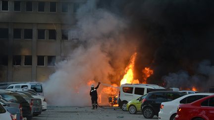 Au moins deux personnes ont été tuées et 16 blessées, dont cinq grièvement, jeudi 24 novembre, dans une explosion puissante survenue devant les bureaux du Gouverneur de la ville d'Adana.