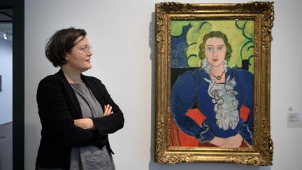 Au Kunstmuseum de Berne, sa directrice Nina Zimmer à côté d'une toile de Matisse, "La Blouse bleue", don de Georges Keller dont l'origine est mise en doute (4 décembre 2018)
 (Fabrice Coffrini / AFP)