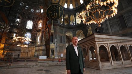 Erdogan dans l'ex-basilique, désormais reconvertie en mosquée. (HANDOUT / TURKISH PRESIDENTIAL PRESS SERVI)