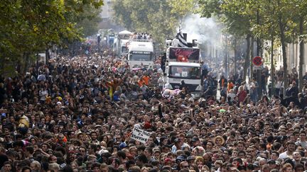 Le d&eacute;fil&eacute; de la Techno Parade, le 19 septembre 2015 &agrave; Paris. (THOMAS SAMSON / AFP)