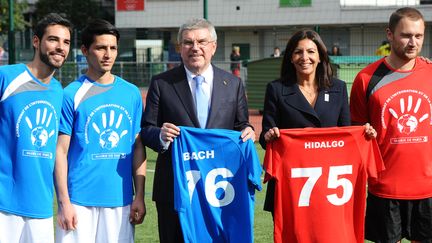 La maire de Paris, Anne Hildalgo, aux côtés du président du CIO, Thomas Bach, en visite à Paris le 2 octobre dernier. Paris espère décrocher les JO de 2024. (GETTY IMAGES)