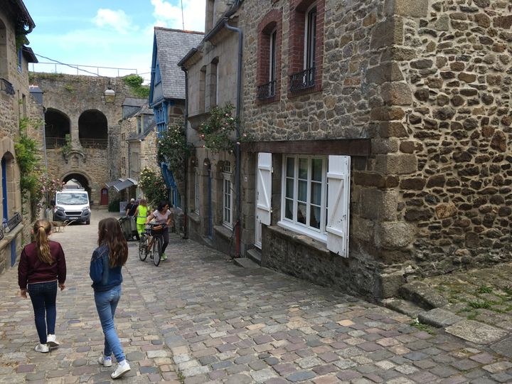 Dans les rues pavées de Dinan, la cité médiévale bretonne. (INGRID POHU / RADIO FRANCE)