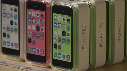 Des iPhone 5C dans un magasin Apple, &agrave; New York, le 20 septembre 2013.&nbsp; (ADREES LATIF / REUTERS)