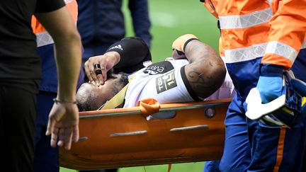 Le Lyonnais Mathieu Bastareaud est évacué sur civière apr-s s'être écroulé sur la pelouse de Mayol, à Toulon, le 27 novembre 2021. (NICOLAS TUCAT / AFP)