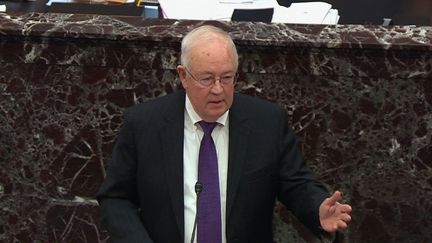 Le juriste américain,&nbsp;Kenneth Starr,&nbsp;devant le Sénat lors du procès en destitution de Donald Trump, le 27 janvier 2020. (US SENATE TV / AFP)