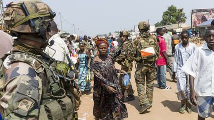 Des militaires fran&ccedil;ais patrouillent dans les rues de Bangui, en Centrafrique, lundi 16 d&eacute;cembre 2013.&nbsp; (FRED DUFOUR / AFP)