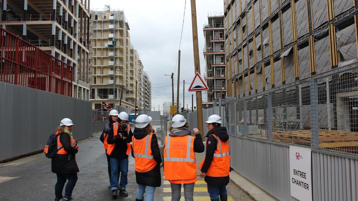 Les deux escrimeuses ont eu le droit de découvrir le village des athlètes, ainsi qu'un appartement témoin, le 10 mars 2023. (APOLLINE MERLE / FRANCEINFO: SPORT)