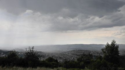 Les orages qui arrivent sur la ville de Saint-Etienne, dans la Loire, samedi 15 juin. (MAXPPP)