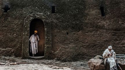 Les défenseurs du patrimoine assurent, eux, que les abris érigés en 2008 pour protéger les églises de la pluie ne représentent aucune menace. Ils sont malgré tout devenus un symbole de la négligence subie, selon les habitants de Lalibela, par eux-mêmes et le site. (EDUARDO SOTERAS / AFP)