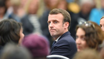 Emmanuel Macron, le 28 février 2019, lors d'un débat à Pessac (Gironde). (NICOLAS TUCAT / AFP)