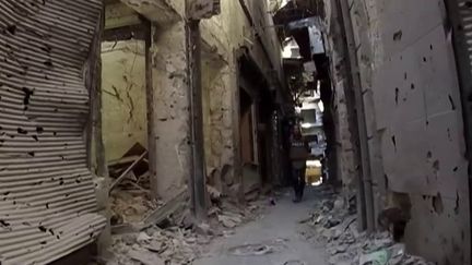 Le reporter de France 2,&nbsp;Franck Genauzeau, dans une rue d'Alep (Syrie), dans un reportage diffusé le 9 octobre 2016. (FRANCE 2)