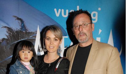 Laeticia Hallyday avec Jade et Jean Reno à un spectacle du Cirque du Soleil à Saint-Denis (Seine-Saint-Denis), le 10 mai 2007. (BENAROCH/SIPA / SIPA)