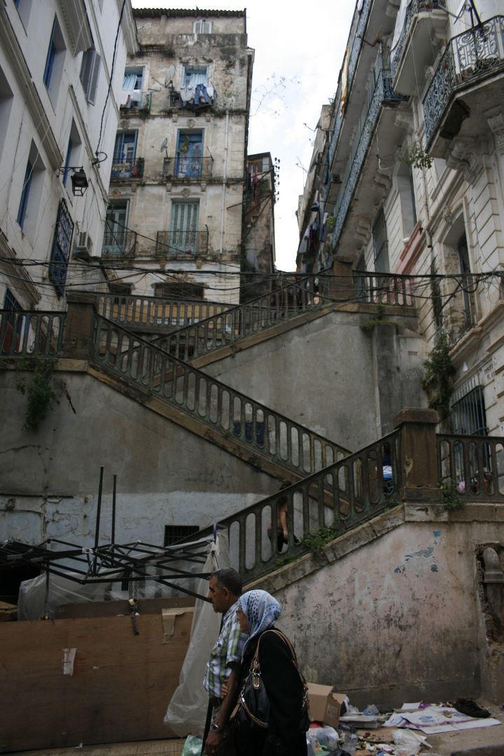 Des escaliers dans la Casbah d'Alger (Alg&eacute;rie), le 15 avril 2014. (GAEL COGNE / FRANCETV INFO)