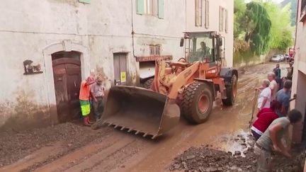 Inondations dans les Alpes-Maritimes : les habitants des villages isolés s’organisent (FRANCE 2)