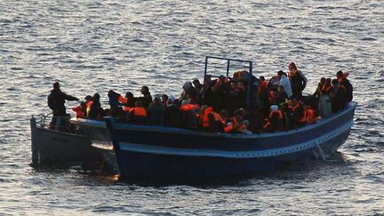 Un bateau de migrants photographi&eacute; au large de Lampedusa (Italie), le 18 mars 2014. (AFO PHOTO / ITALIAN NAVY)