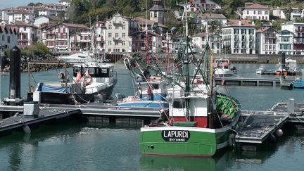 Un bateau de pêche à quai à Saint-Jean-de-Luz, dans le Golfe de Gascogne (photo d'illustration) (IROZ GAIZKA / AFP)