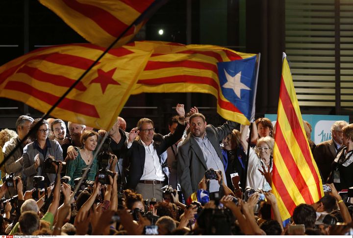 Les leaders ind&eacute;pendantistes catalans, vainqueurs des &eacute;lections r&eacute;gionales en Catalogne, rassembl&eacute;s &agrave; Barcelone (Espagne),&nbsp;le 27 septembre 2015. (MANU FERNANDEZ / AP / SIPA)