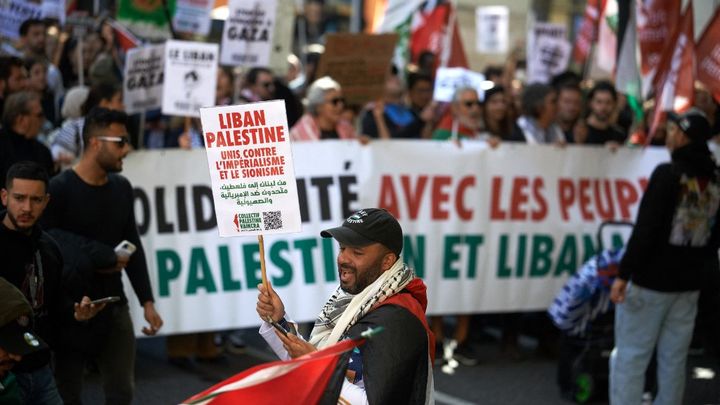 Demonstranten unterstützen Palästina und den Libanon in Toulouse, 5. Oktober 2024. (ALAIN PITTON / NURPHOTO / AFP)