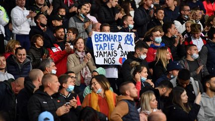 Les supporters Marseillais rendent hommage à Bernard Tapie lors du match Lille-Marseille, le 3 octobre 2021.&nbsp; (DENIS CHARLET / AFP)