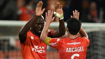 Ibrahima Koné célèbre son but avec Laurent Abergel lors de Lorient-Saint-Etienne en Ligue 1 le 8 avril 2022. (FRED TANNEAU / AFP)